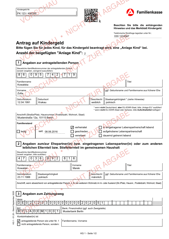 Beispiel: die erste Seite des ausgefüllten Antrags auf Kindergeld (KG 1) mit erfundenen Beispieldaten und einem Wasserzeichen.